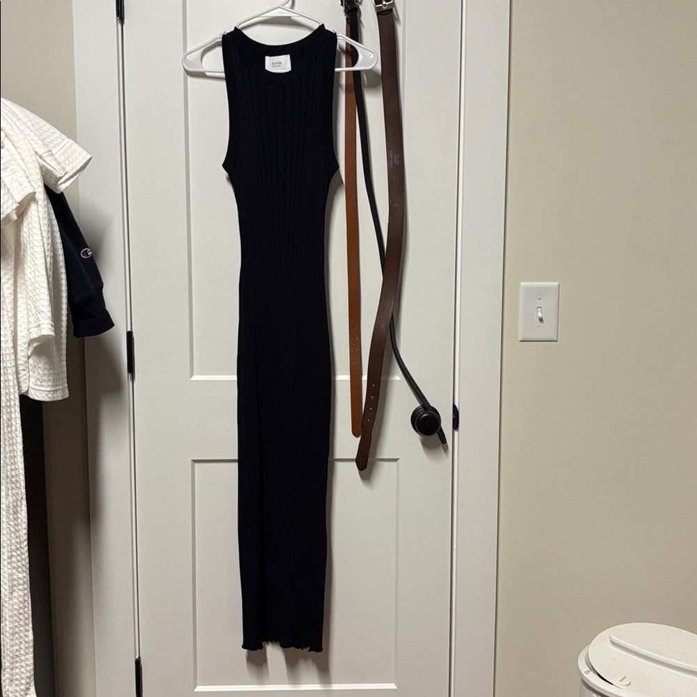 Chic Black Ribbed Midi Dress - Picture 7 of 11